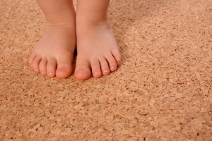 Kinderfüße auf einem Korkboden